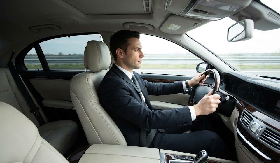 إيجار سيارة بسائق-سائق-محترف