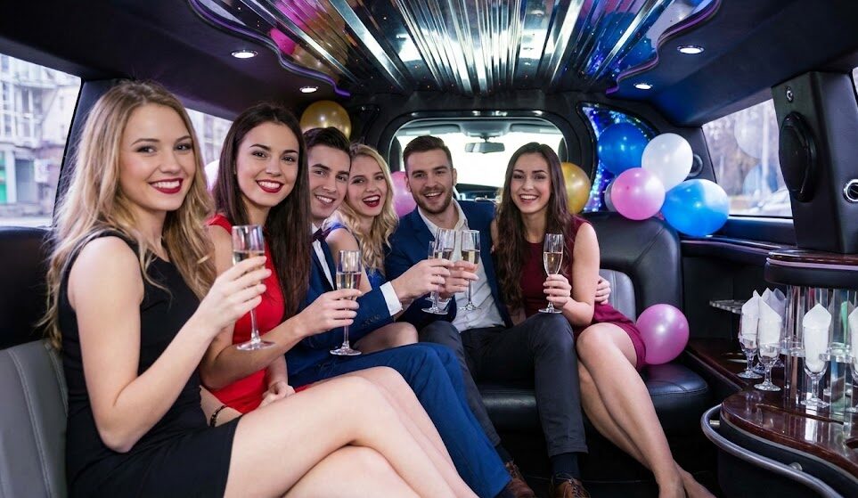 إيجار-ليموزين-فخم-للمناسبات-الخاصة-04